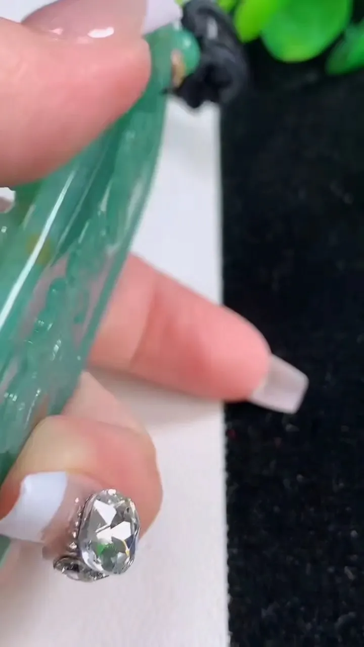 天然A货翡翠双彩关公吊坠，尺寸77-41.6-10.8，重量:75.46g
12月7日