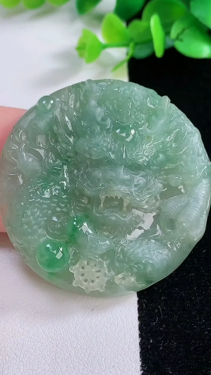 天然A货翡翠龙牌吊坠，尺寸52.2-10.5，重:43.45g
12月7日