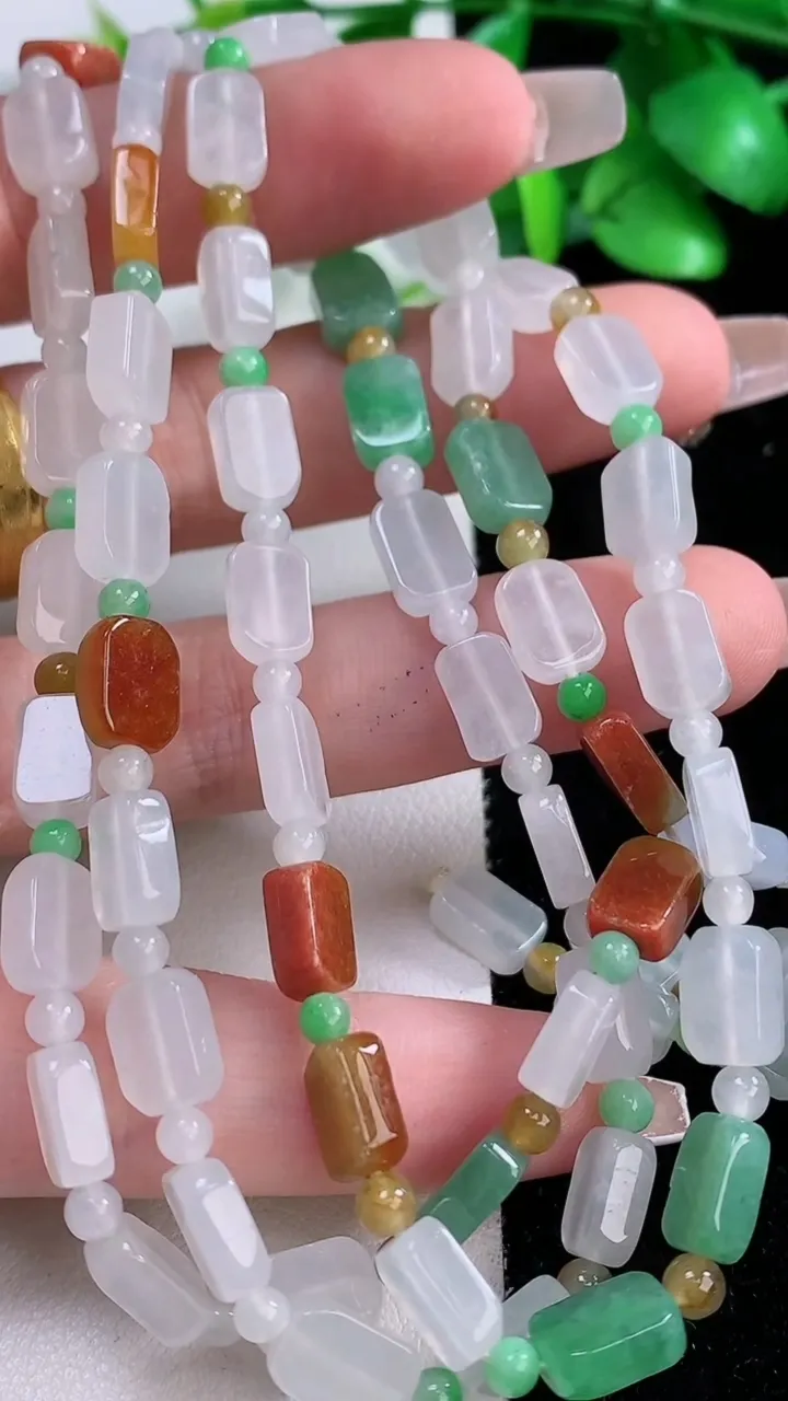 天然A货翡翠双彩路路通项链，尺寸8.8-6-3.8，重:36.55g12月7日
工厂直销收藏佳品,种好水足，色泽均匀，有种有色，上手高大气！