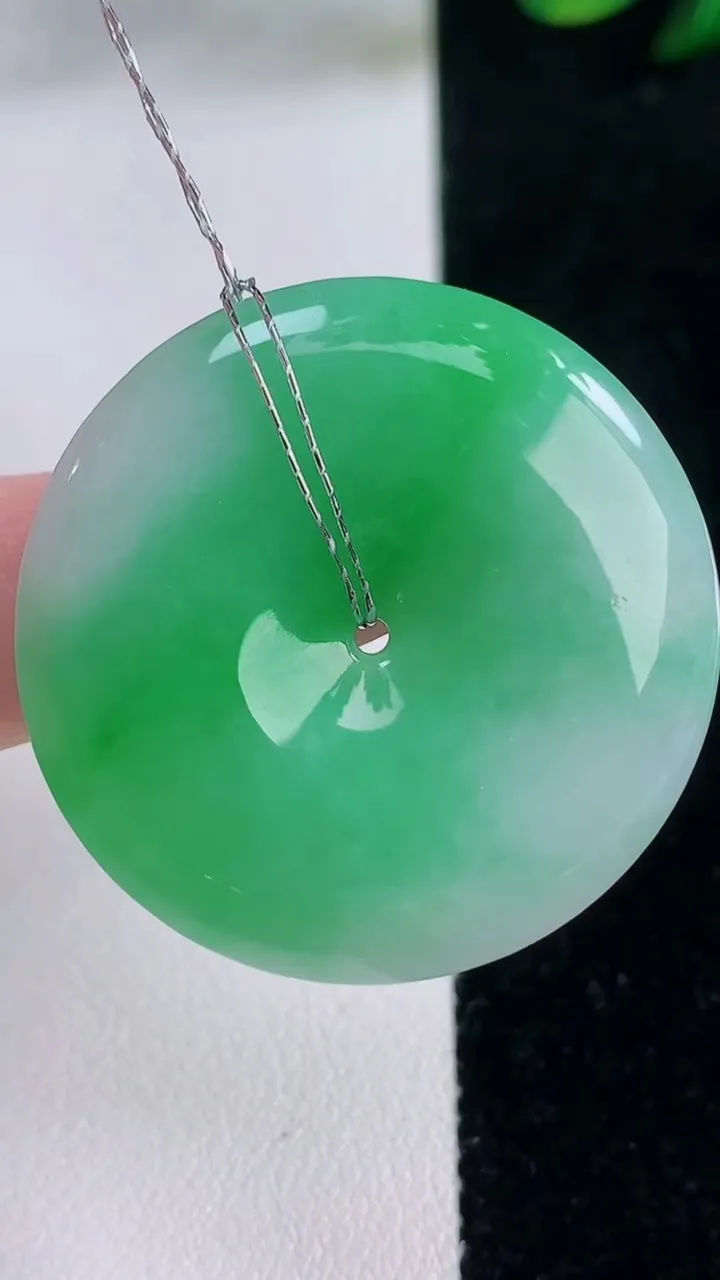 天然A货翡翠平安扣吊坠，尺寸35.4-5.9，重量:15.81g
12月7日