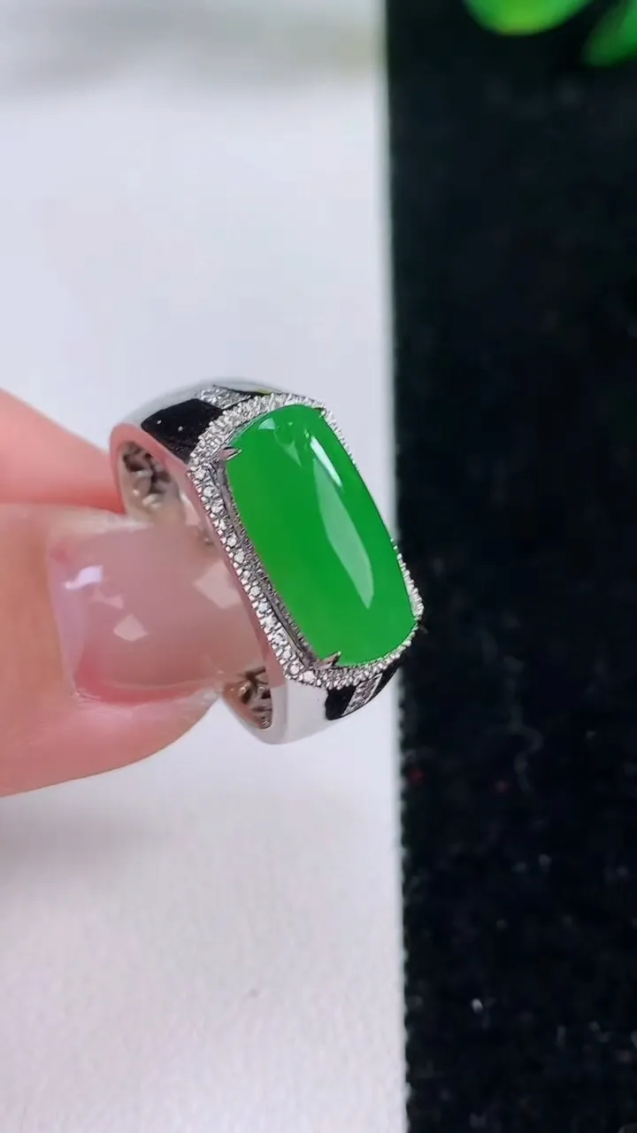 天然A货翡翠马鞍戒指，尺寸19.8-14.4-7-7.2，重量:4.80g2025年12月7日
工厂直销收藏佳品,种好水足，色泽均匀，有种有色，上手高大气！