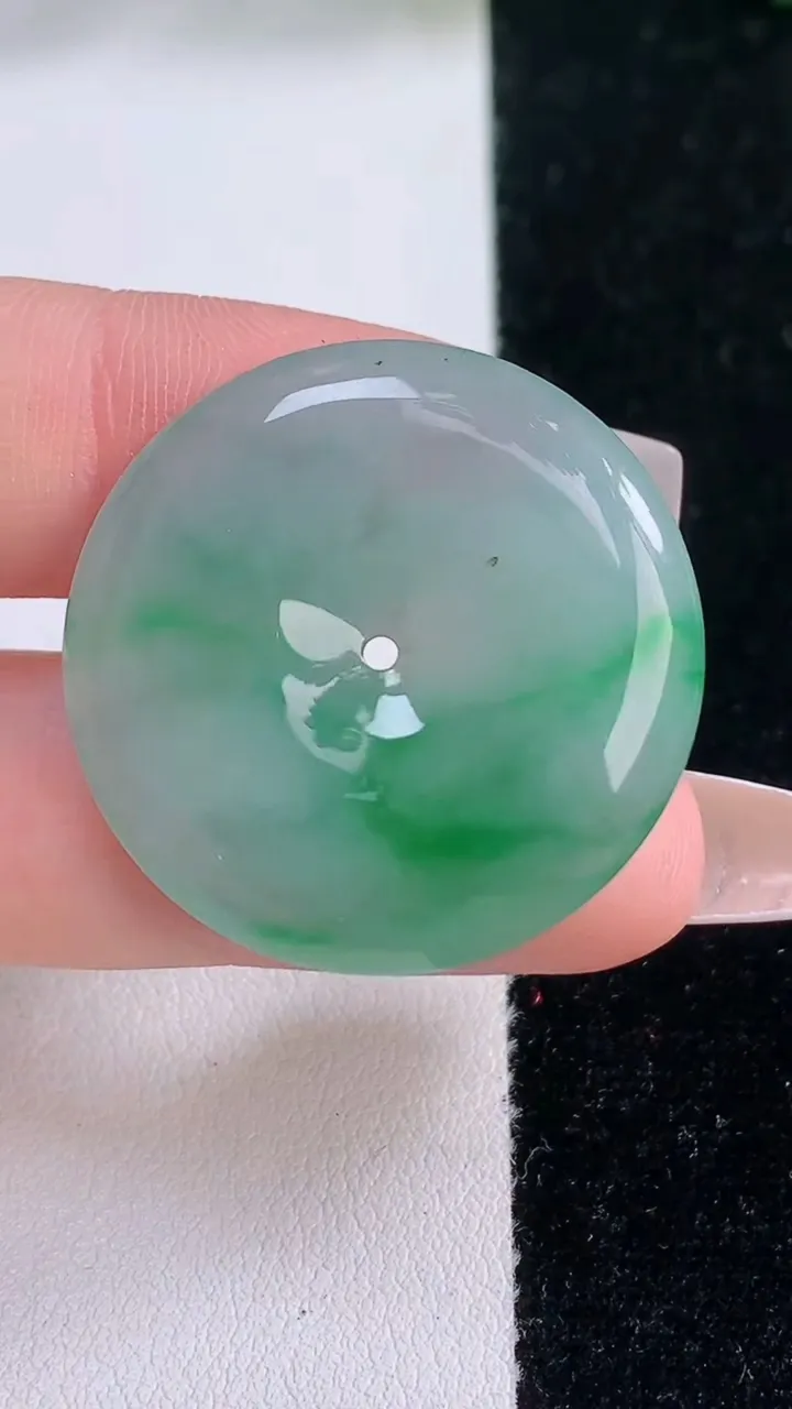 天然A货翡翠平安扣吊坠，尺寸30-5.4，重量:10.66g
12月7日