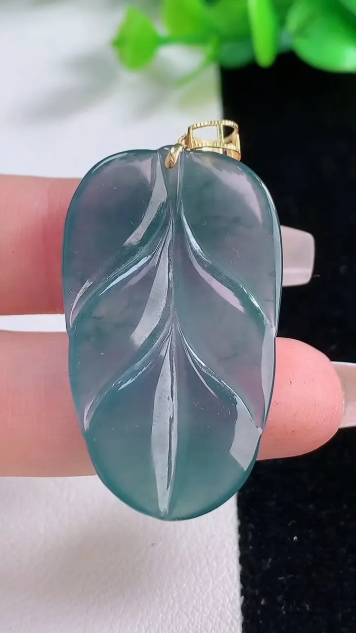 天然A货翡翠18K金蓝水金枝玉叶 叶子吊坠，尺寸46-23-4，重:7.58g
12月7日