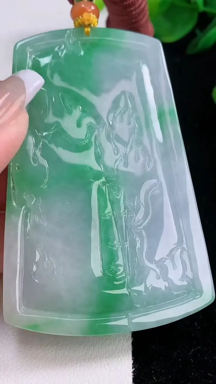 天然A货翡翠普贤菩萨吊坠，尺寸77-50-11.3，重量:103.73g
12月7日