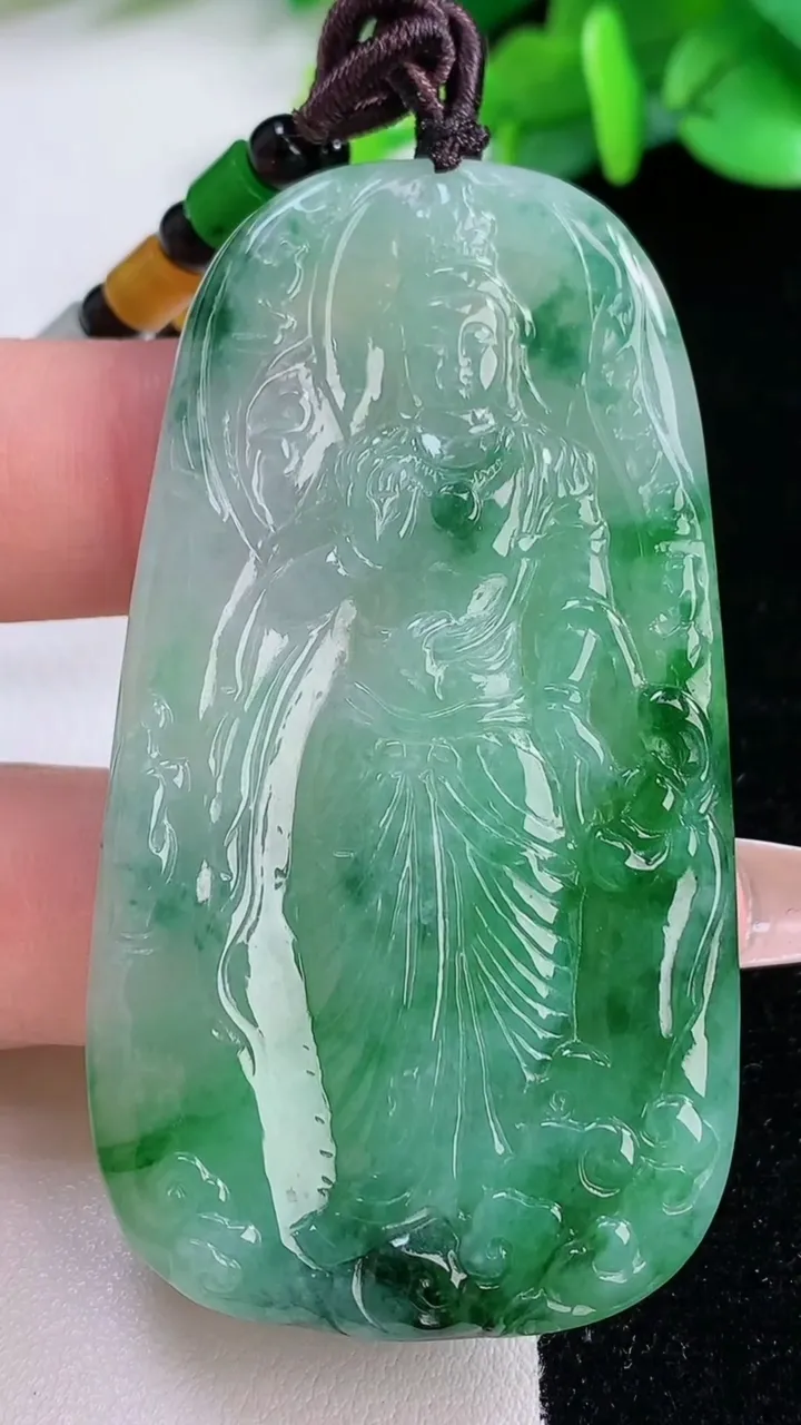 天然A货翡翠观音菩萨吊坠，尺寸63-34-5，重:28.00g
12月7日