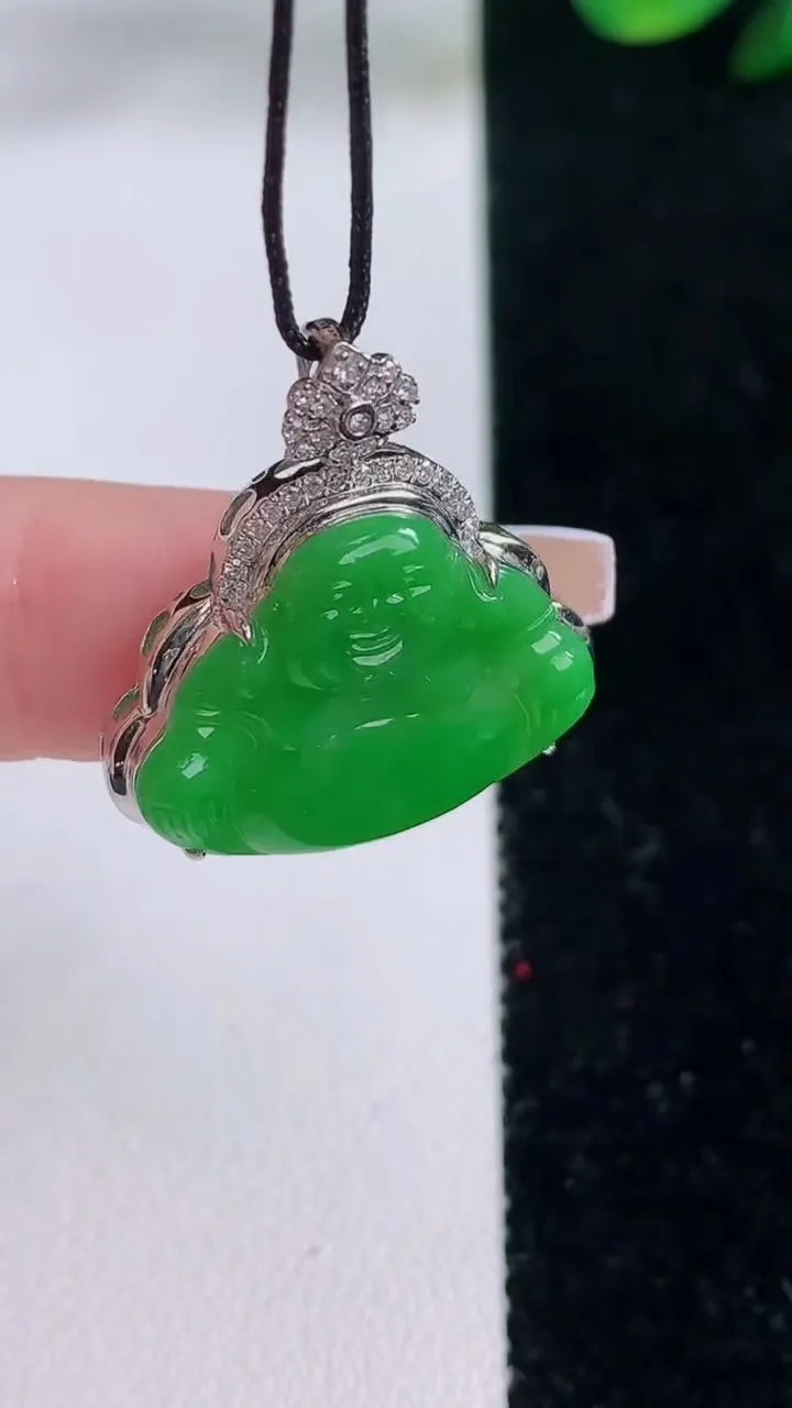 天然A货翡翠佛公吊坠，尺寸25.6-23.3-6，裸石17-21.8重量:2.70g
12月7日