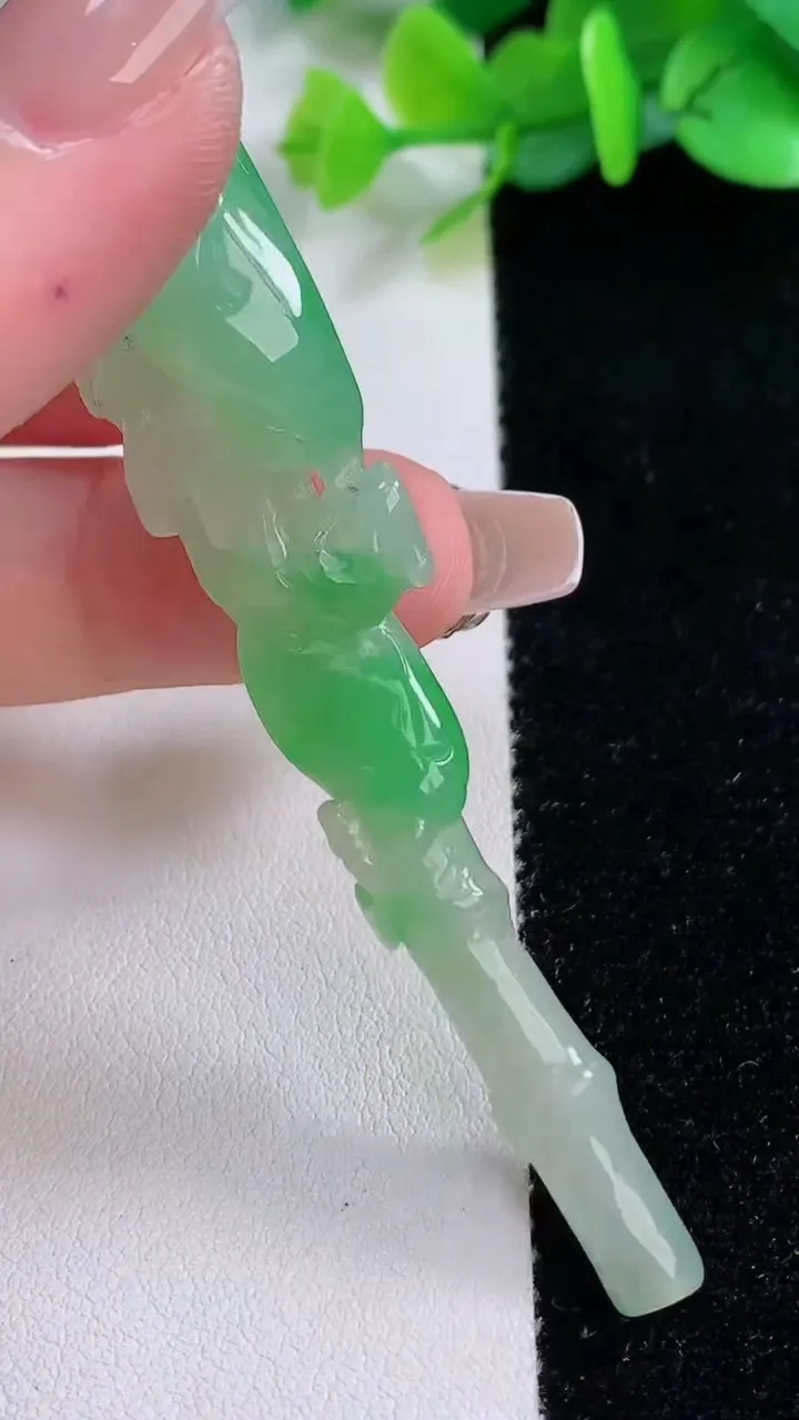 天然A货翡翠竹节烟嘴，尺寸90-21.8-13.6，重:23.38g
12月7日