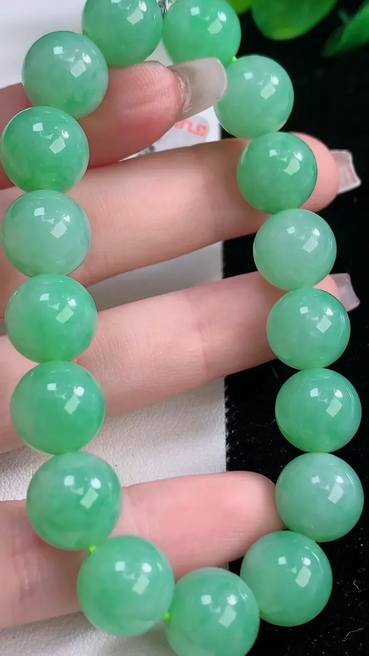 天然A货翡翠圆珠手串，尺寸11.4-17颗，重量:44.20g12月7日
工厂直销收藏佳品,种好水足，色泽均匀，有种有色，上手高大气！