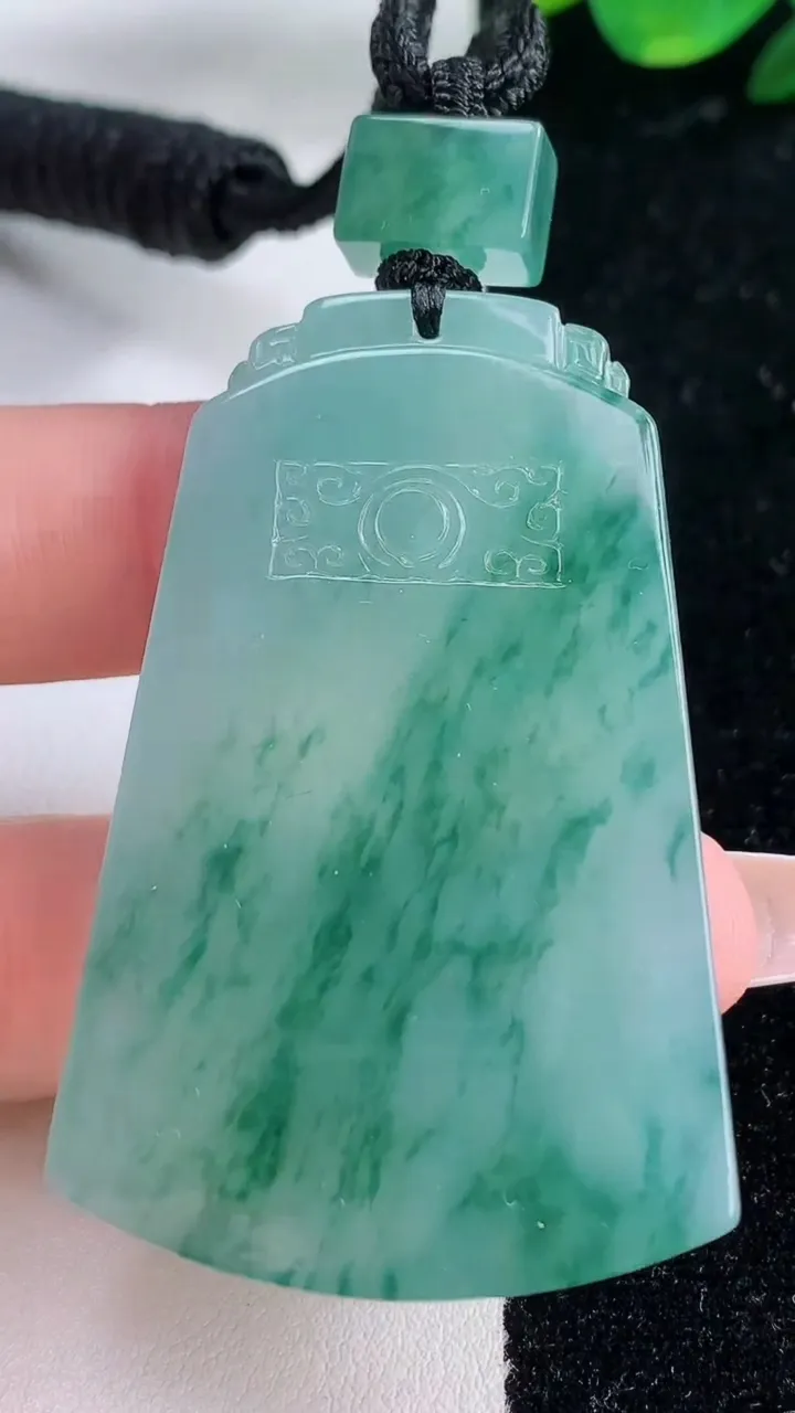 天然A货翡翠种飘花仿古无事牌吊坠，尺寸54-33.5-6，重量:36.15g
12月7日