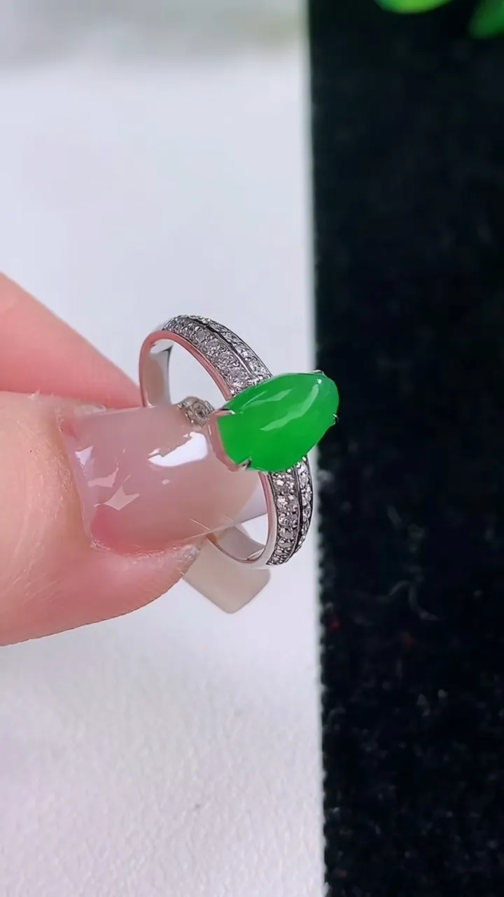 天然A货翡翠随形戒指，尺寸17.6-8-7.6-9.5，重量:2.84g2025年12月7日
工厂直销收藏佳品,种好水足，色泽均匀，有种有色，上手高大气！