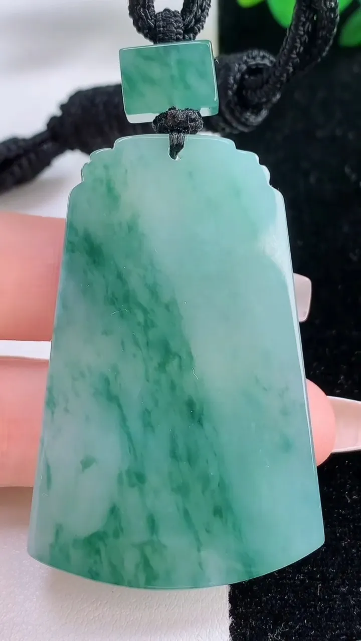 天然A货翡翠种飘花仿古无事牌吊坠，尺寸54-33.5-6，重量:36.15g
12月7日