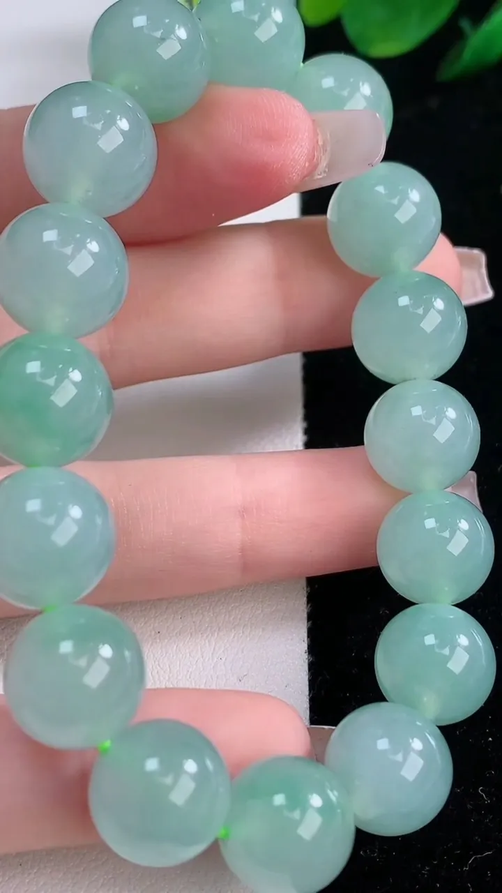 天然A货翡翠圆珠手串，尺寸12-16颗，重量:48.73g12月7日
工厂直销收藏佳品,种好水足，色泽均匀，有种有色，上手高大气！