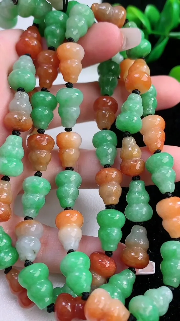 天然A货翡翠双彩葫芦项链，尺寸15.2-11-53颗，重量:93.81g12月7日
工厂直销收藏佳品,种好水足，色泽均匀，有种有色，上手高大气！