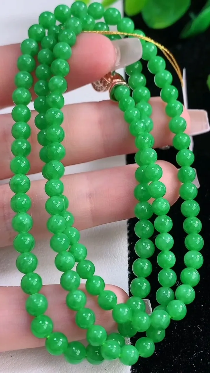 天然A货翡翠圆珠项链，尺寸4.4-126颗，重量:21.26g12月7日
工厂直销收藏佳品,种好水足，色泽均匀，有种有色，上手高大气！