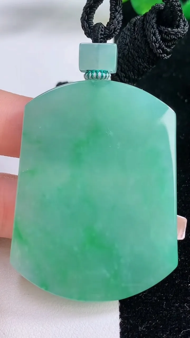 天然A货翡翠无事牌吊坠，尺寸53.2-38.7-5.7，重量:40.65g
12月7日