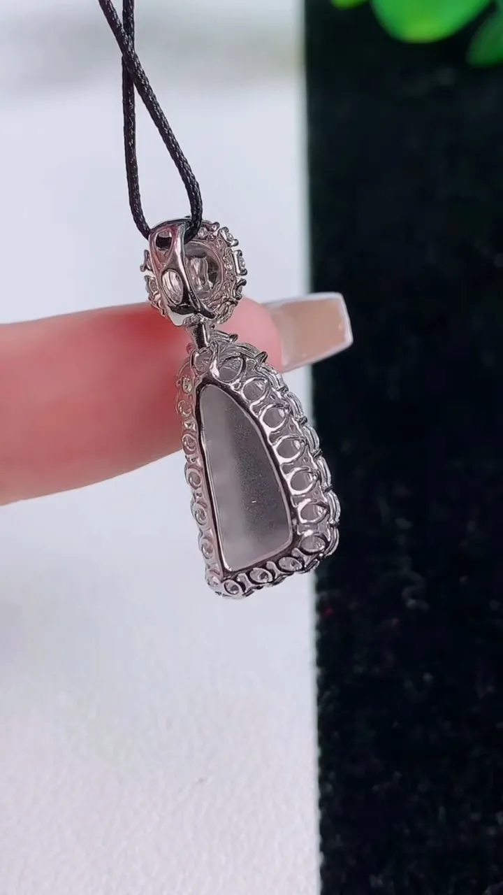 天然A货翡翠随形吊坠，尺寸26.6-10.3-8.8，裸石14.3-7.2，重量:3.23g
12月7日