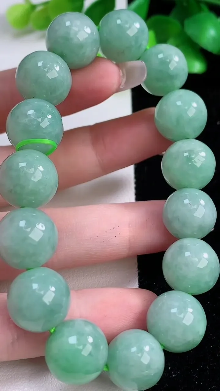 天然A货翡翠圆珠手串，尺寸13.5-15颗，重:62.50g12月7日
工厂直销收藏佳品,种好水足，色泽均匀，有种有色，上手高大气！