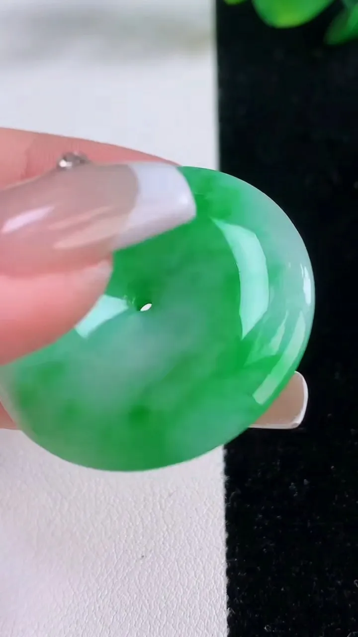 天然A货翡翠平安扣吊坠，尺寸34.6-5.8，重量:16.21g
12月7日