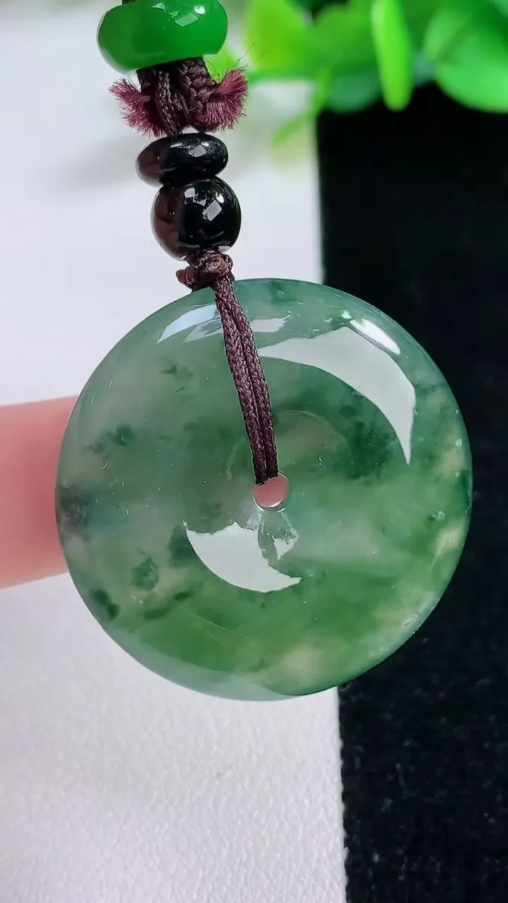 天然A货翡翠冰种飘花平安扣吊坠，尺寸31-6.6，重:12.66g
12月7日