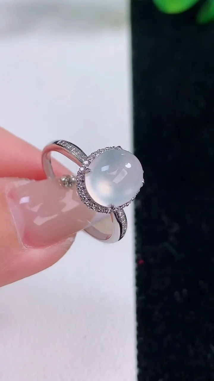 天然A货翡翠种白冰蛋面戒指，尺寸17.8-9-7.5-8.3，重量:1.98g2025年12月7日
工厂直销收藏佳品,种好水足，色泽均匀，有种有色，上手高大气！