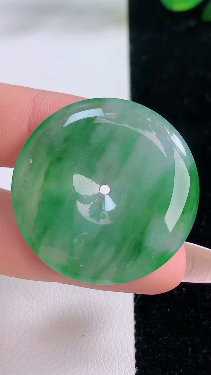 天然A货翡翠平安扣吊坠，尺寸33-5，重量:11.22g
12月7日