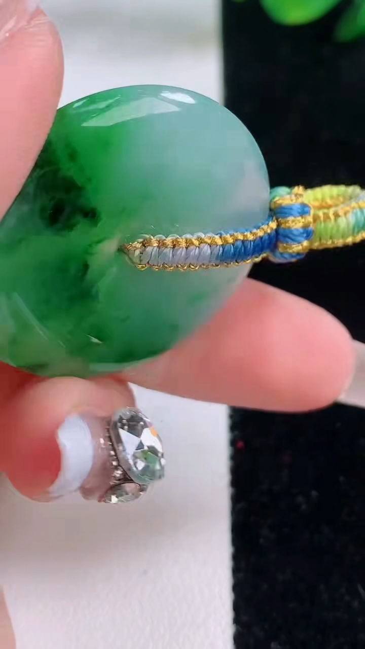 天然A货翡翠平安扣吊坠，尺寸33.7-5.5，重量:73.52g
12月7日