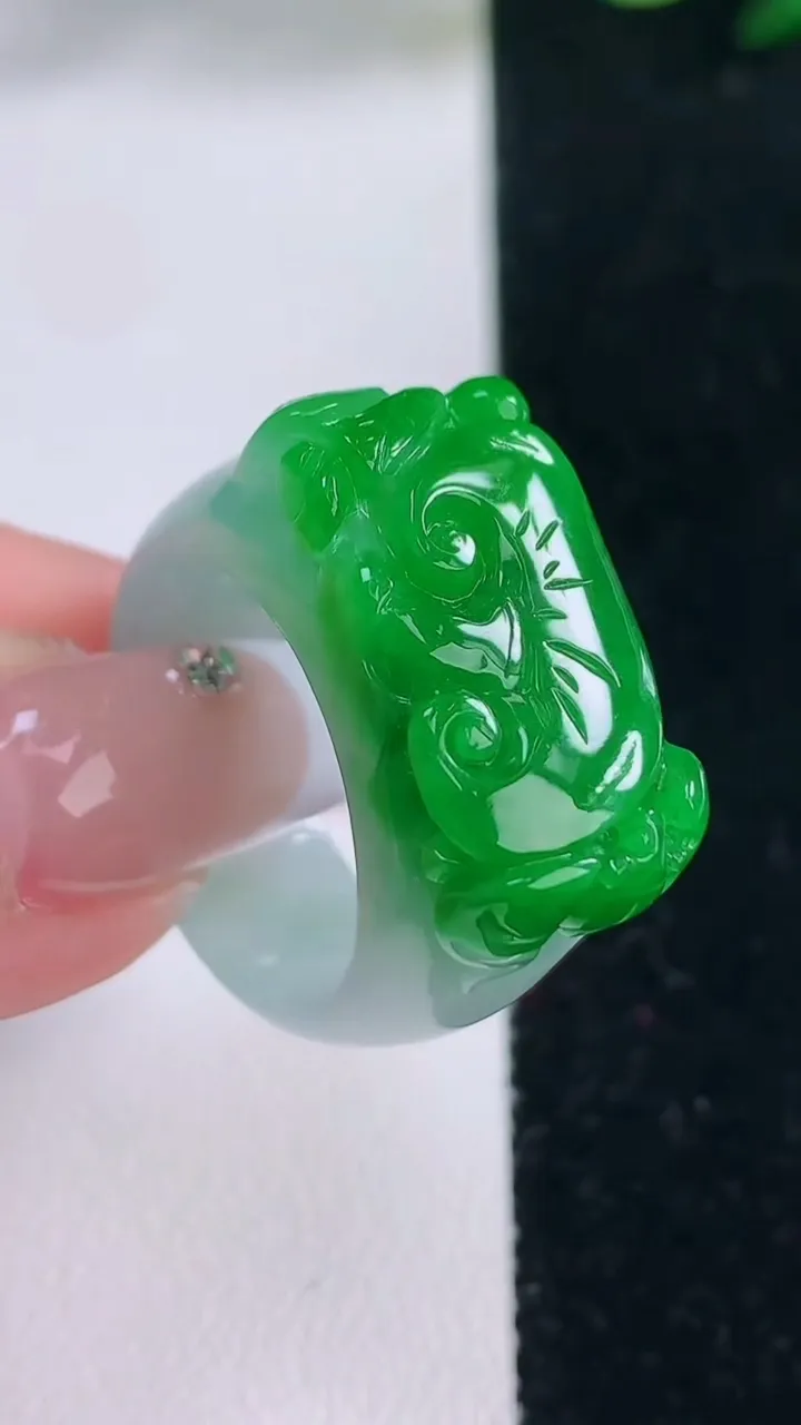 天然A货翡翠蝙蝠指环扳指，尺寸20.5-24.4-12.4-7，重量:12.69g2025年12月7日
工厂直销收藏佳品,种好水足，色泽均匀，有种有色，上手高大气！