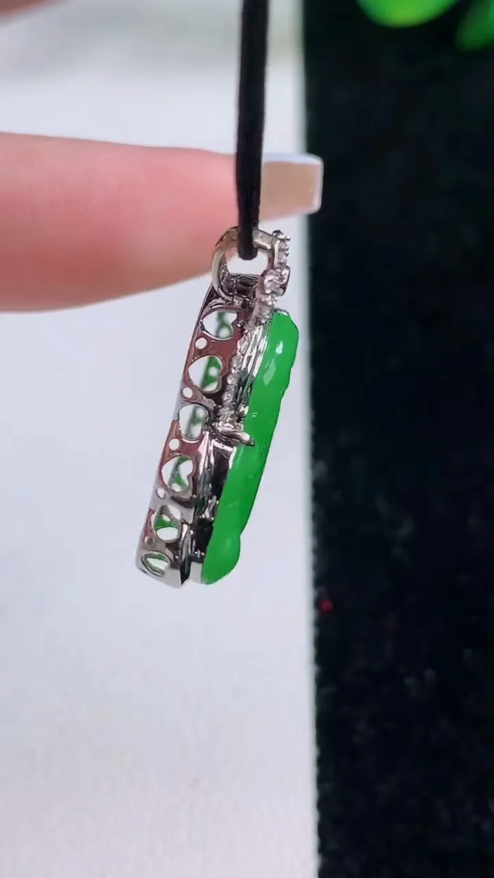 天然A货翡翠佛公吊坠，尺寸25.6-23.3-6，裸石17-21.8重量:2.70g
12月7日