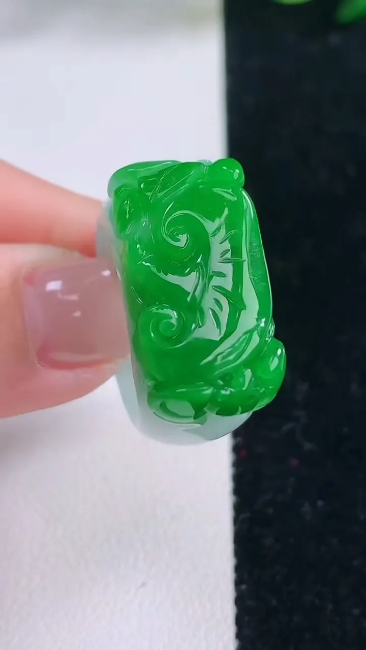 天然A货翡翠蝙蝠指环扳指，尺寸20.5-24.4-12.4-7，重量:12.69g2025年12月7日
工厂直销收藏佳品,种好水足，色泽均匀，有种有色，上手高大气！
