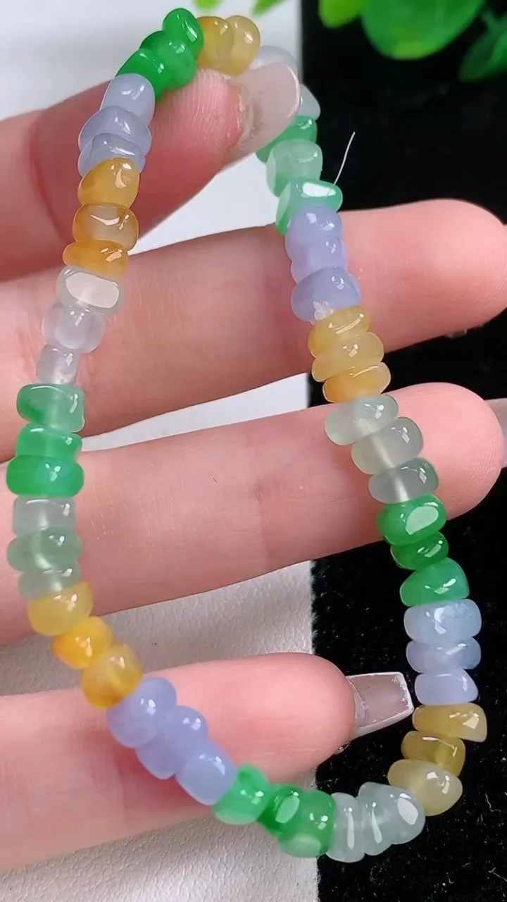 天然A货翡翠种三彩原石手串，尺寸5.6-3.9-3.5-55颗，重量:11.52g12月7日
工厂直