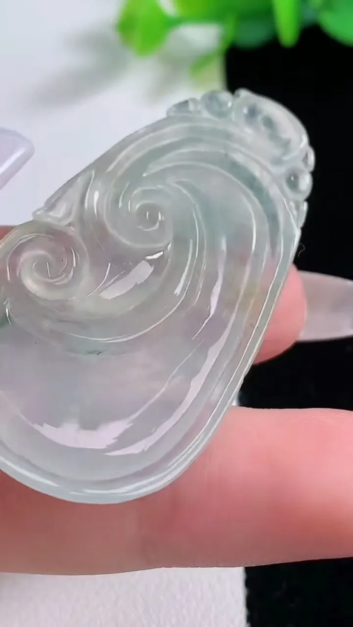 天然A货翡翠冰种飘花如意吊坠，尺寸48-26-5.5，重:10.77g
12月7日