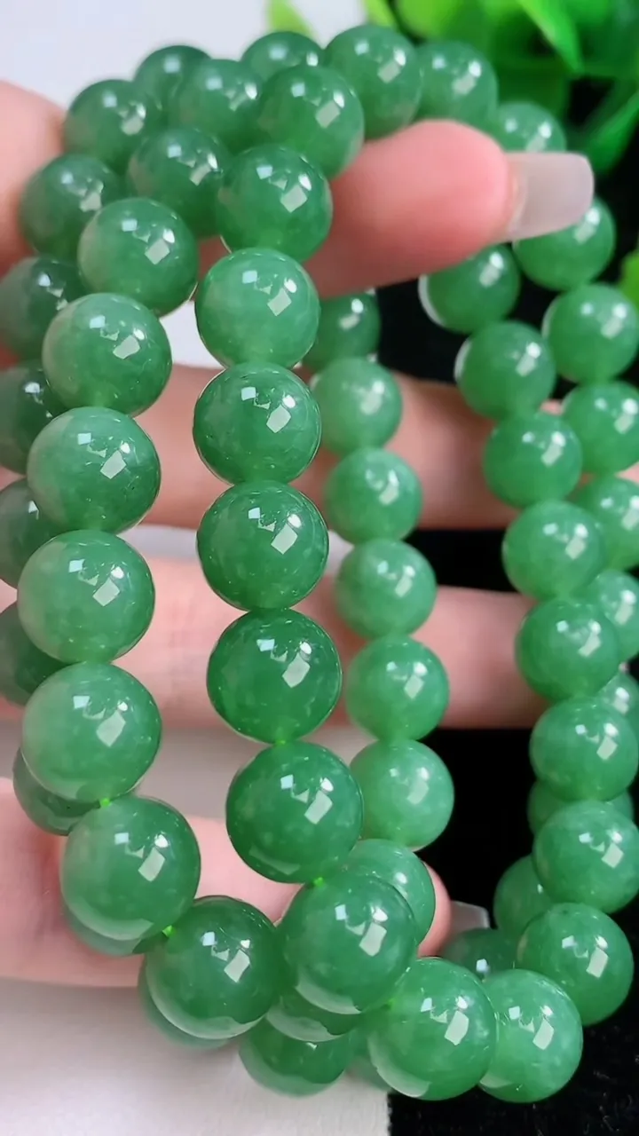 天然A货翡翠圆珠项链，尺寸9.5-62颗，重量:98.58g12月7日
工厂直销收藏佳品,种好水足，色泽均匀，有种有色，上手高大气！