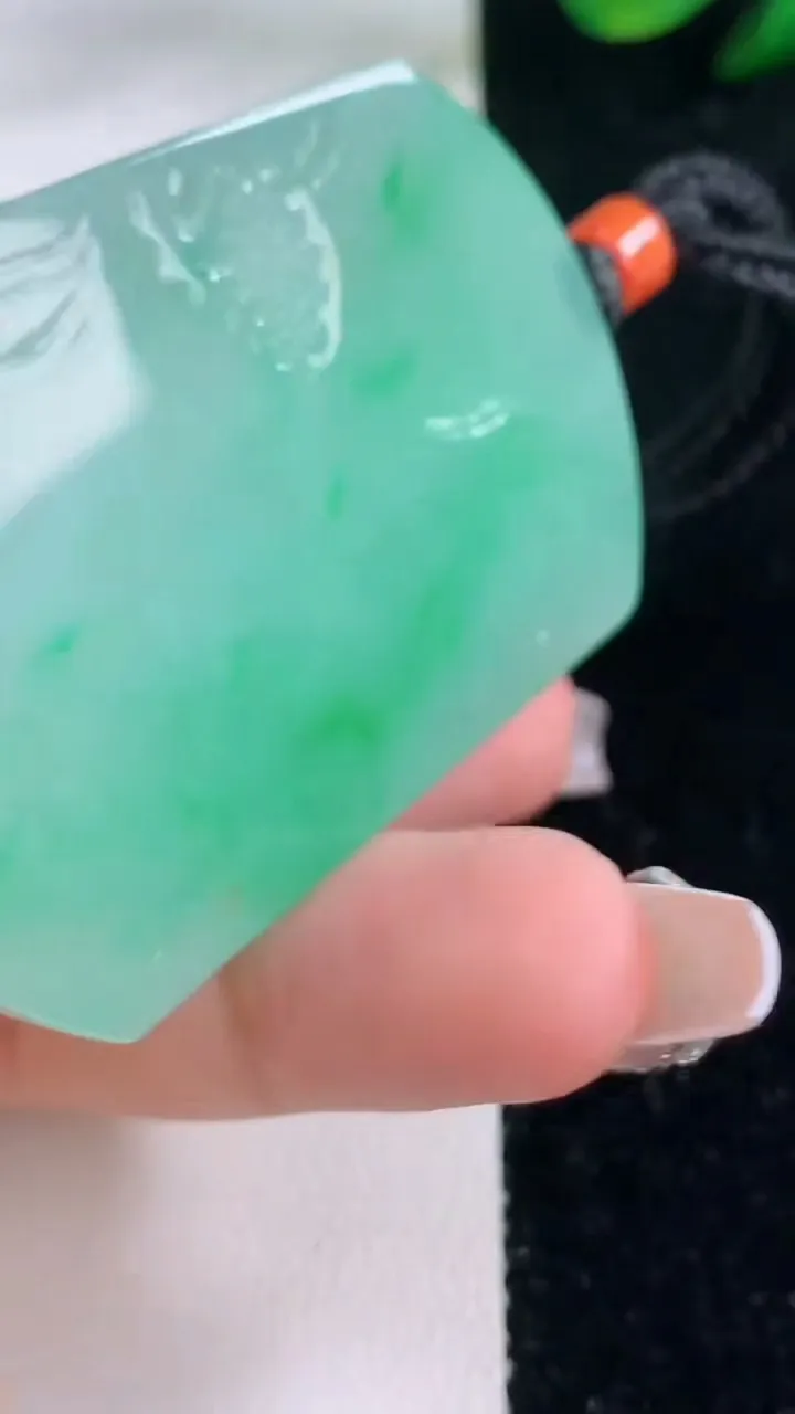 天然A货翡翠山水牌吊坠，尺寸55-39.3-5.8，重量:39.31g
12月7日