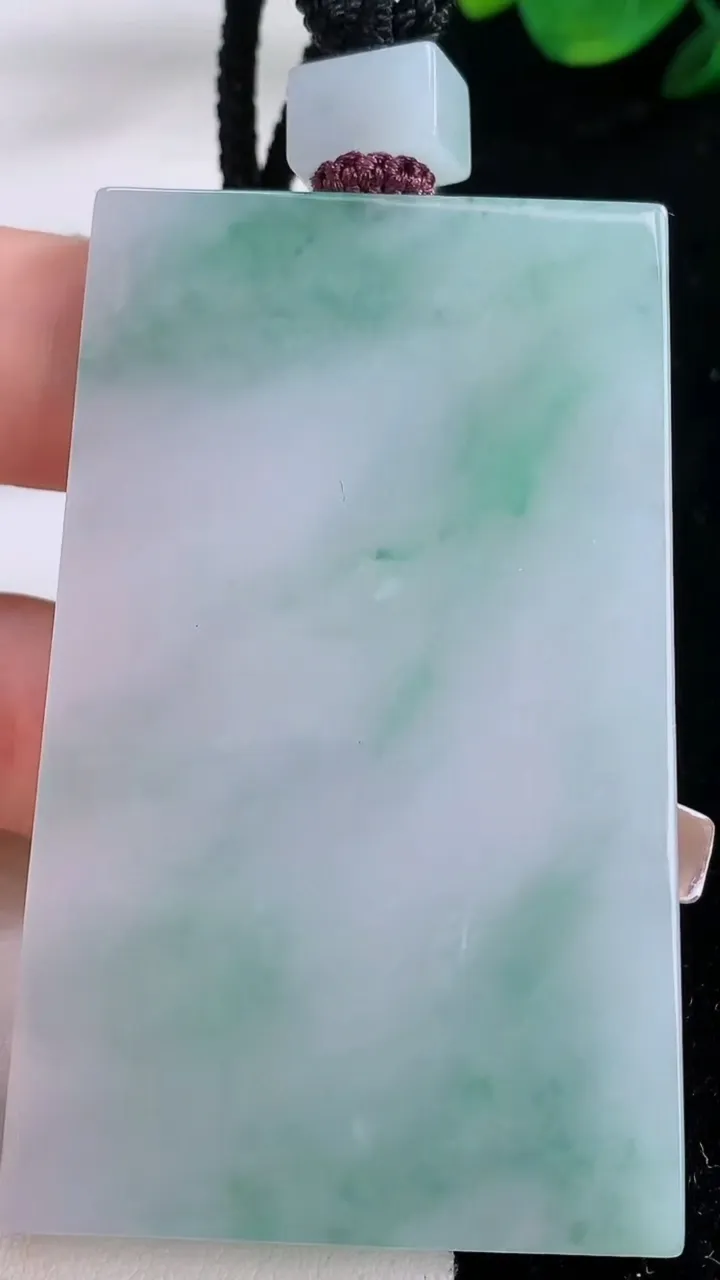 天然A货翡翠无事牌吊坠，尺寸64-40.3-6.2，重量:57.18g
12月7日