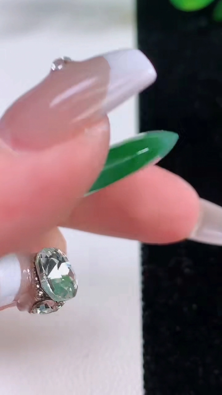 天然A货翡翠平安扣吊坠，尺寸33-5，重量:11.22g
12月7日