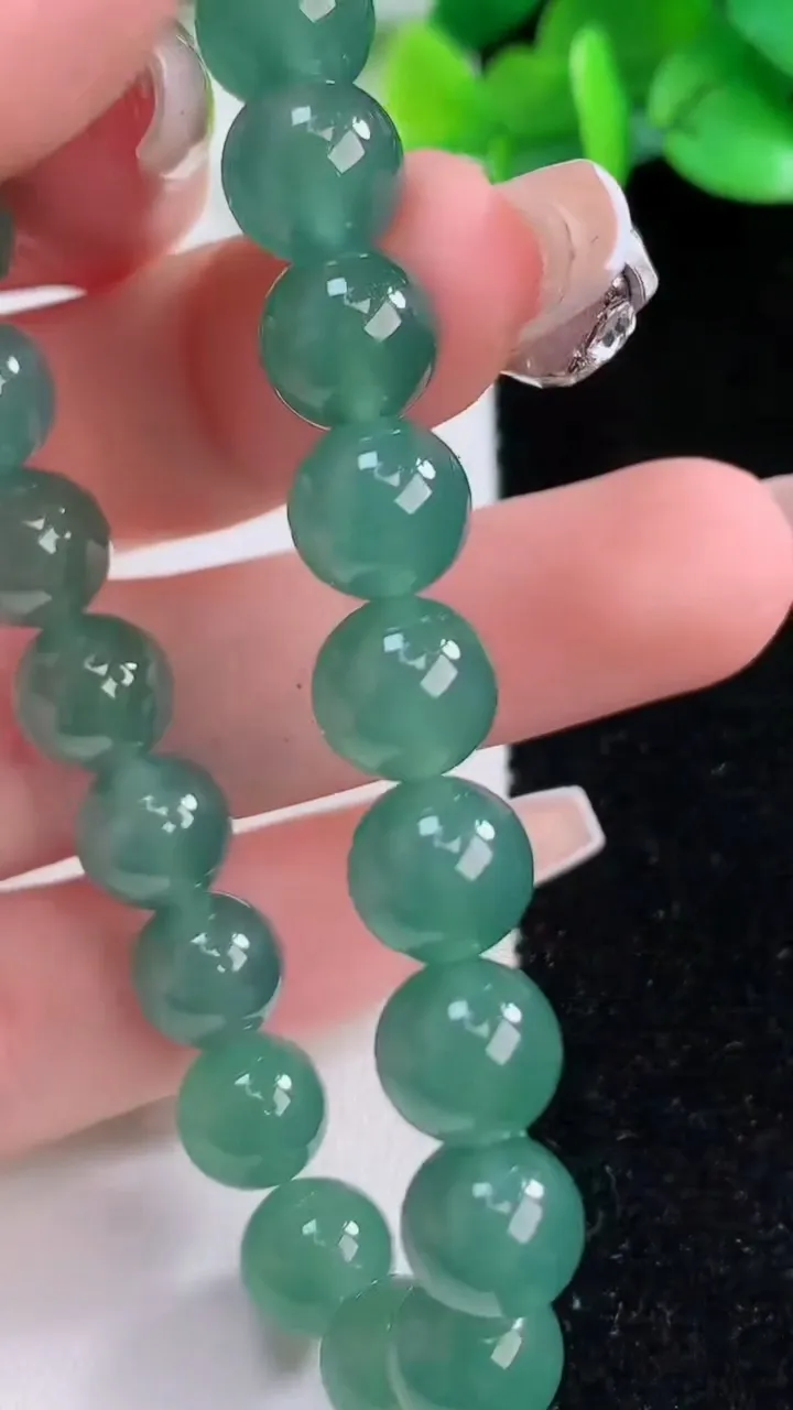 天然A货翡翠圆珠手串，尺寸8.8-21颗，重:24.25g12月7日
工厂直销收藏佳品,种好水足，色泽均匀，有种有色，上手高大气！