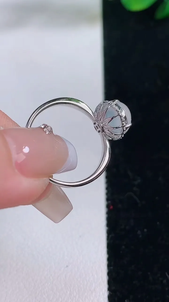 天然A货翡翠种白冰蛋面戒指，尺寸17.8-9-7.5-8.3，重量:1.98g2025年12月7日
工厂直销收藏佳品,种好水足，色泽均匀，有种有色，上手高大气！