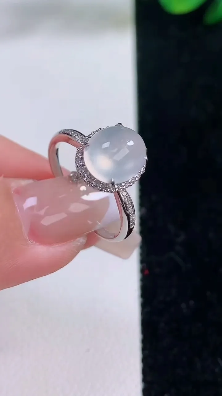 天然A货翡翠种白冰蛋面戒指，尺寸17.8-9-7.5-8.3，重量:1.98g2025年12月7日
工厂直销收藏佳品,种好水足，色泽均匀，有种有色，上手高大气！