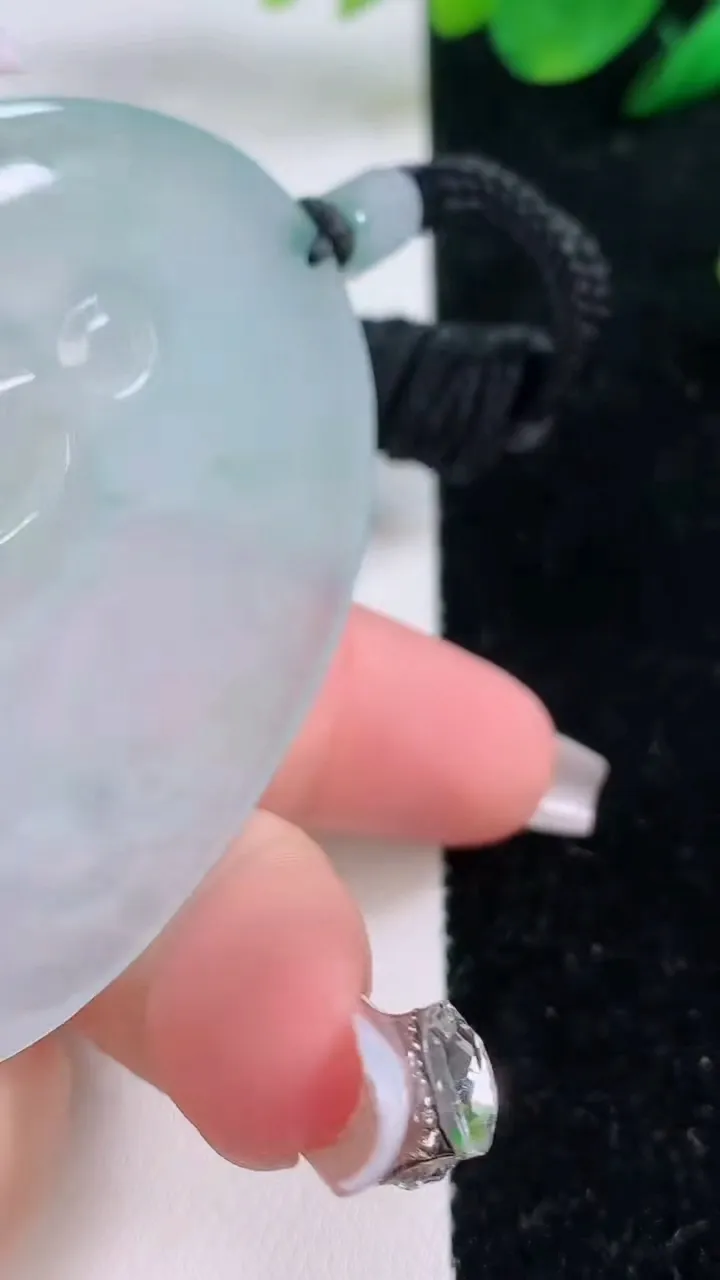 天然A货翡翠种飘花阿弥陀佛吊坠，尺寸67-47-5.5，重量:38.37g
12月7日