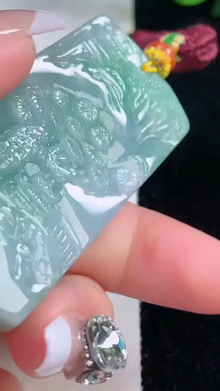 天然A货翡翠山水牌吊坠，尺寸55.2-27.7-12，重量:47.24g
12月7日