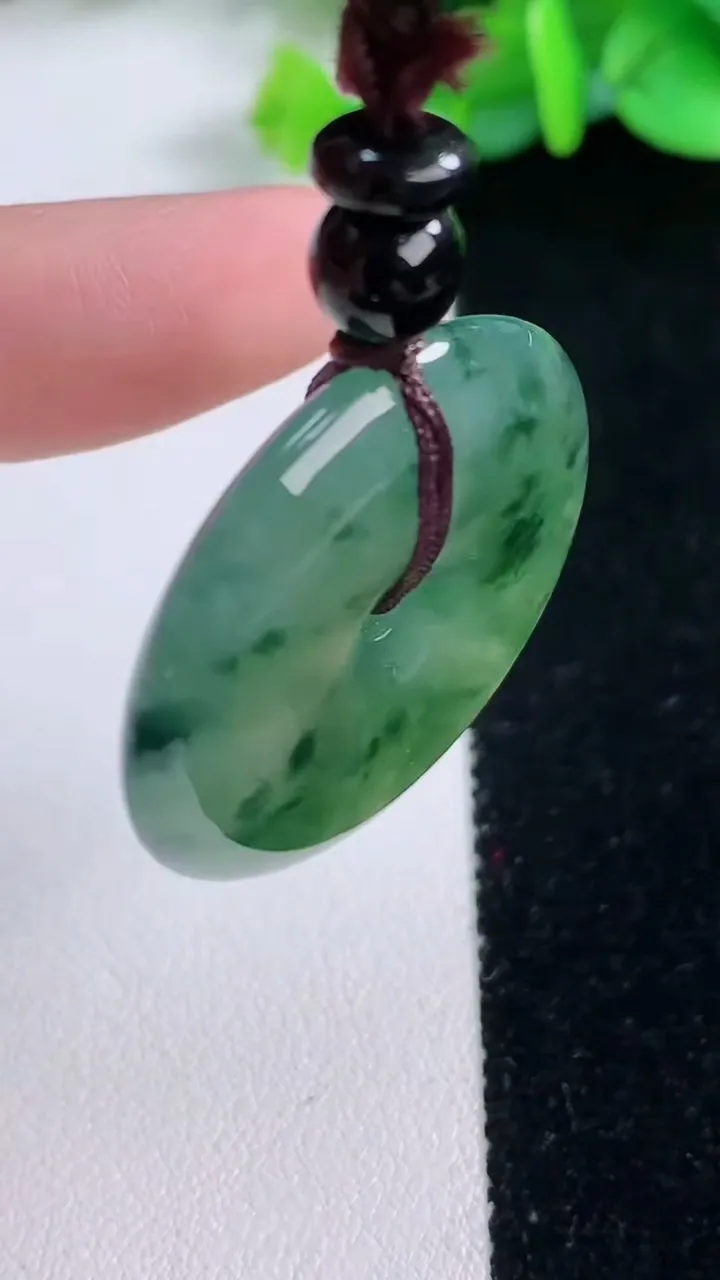 天然A货翡翠冰种飘花平安扣吊坠，尺寸31-6.6，重:12.66g
12月7日