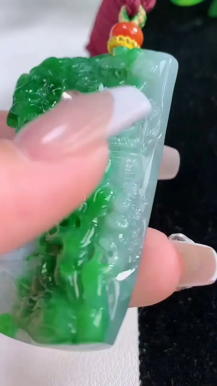 天然A货翡翠山水牌吊坠，尺寸55.2-27.7-12，重量:47.24g
12月7日