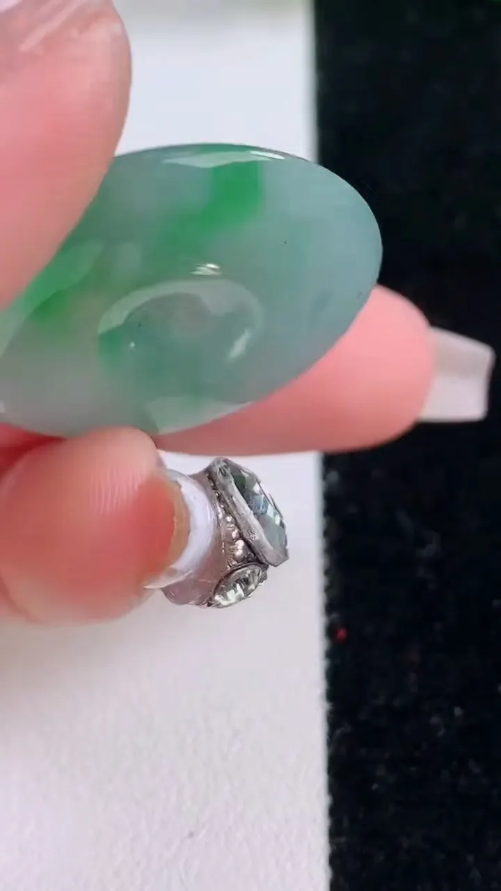 天然A货翡翠平安扣吊坠，尺寸30-5.4，重量:10.66g
12月7日