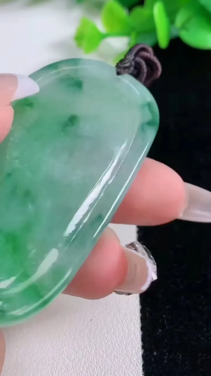 天然A货翡翠观音菩萨吊坠，尺寸63-34-5，重:28.00g
12月7日