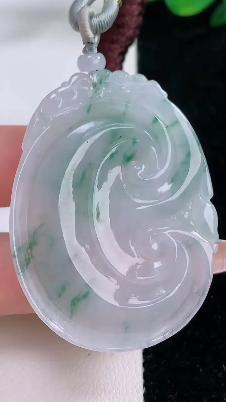 天然A货翡翠冰种飘花如意吊坠，尺寸50.8-37.2-6.3，重量:23.59g
12月7日