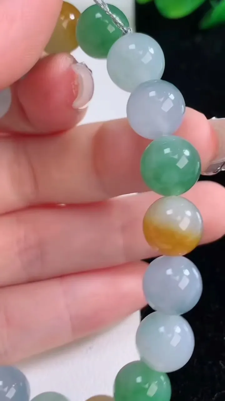 天然A货翡翠三彩圆珠手串，尺寸10-19颗，重量:32.50g12月7日
工厂直销收藏佳品,种好水足，色泽均匀，有种有色，上手高大气！