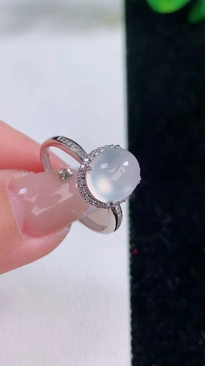 天然A货翡翠种白冰蛋面戒指，尺寸17.8-9-7.5-8.3，重量:1.98g2025年12月7日
