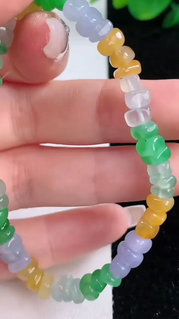 天然A货翡翠种三彩原石手串，尺寸5.6-3.9-3.5-55颗，重量:11.52g12月7日
工厂直销收藏佳品,种好水足，色泽均匀，有种有色，上手高大气！