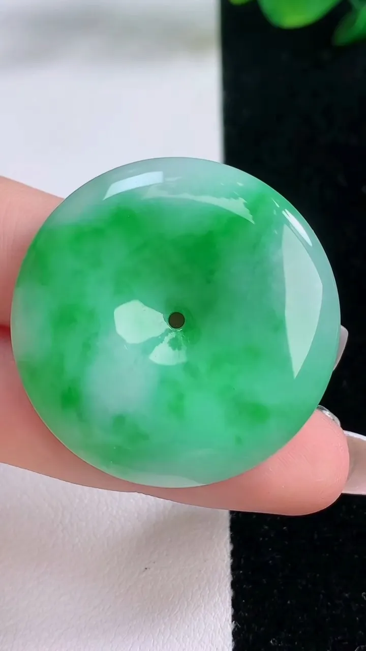 天然A货翡翠平安扣吊坠，尺寸34.6-5.8，重量:16.21g
12月7日