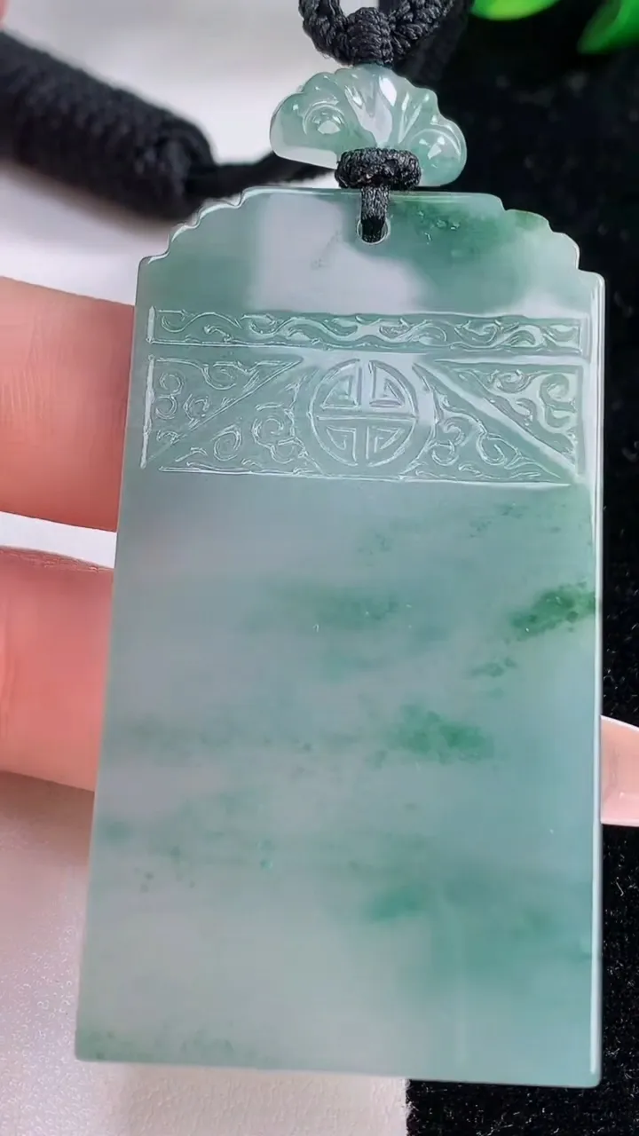 天然A货翡翠种飘花仿古无事牌吊坠，尺寸59.3-32.6-4.9，重量:33.36g
12月7日